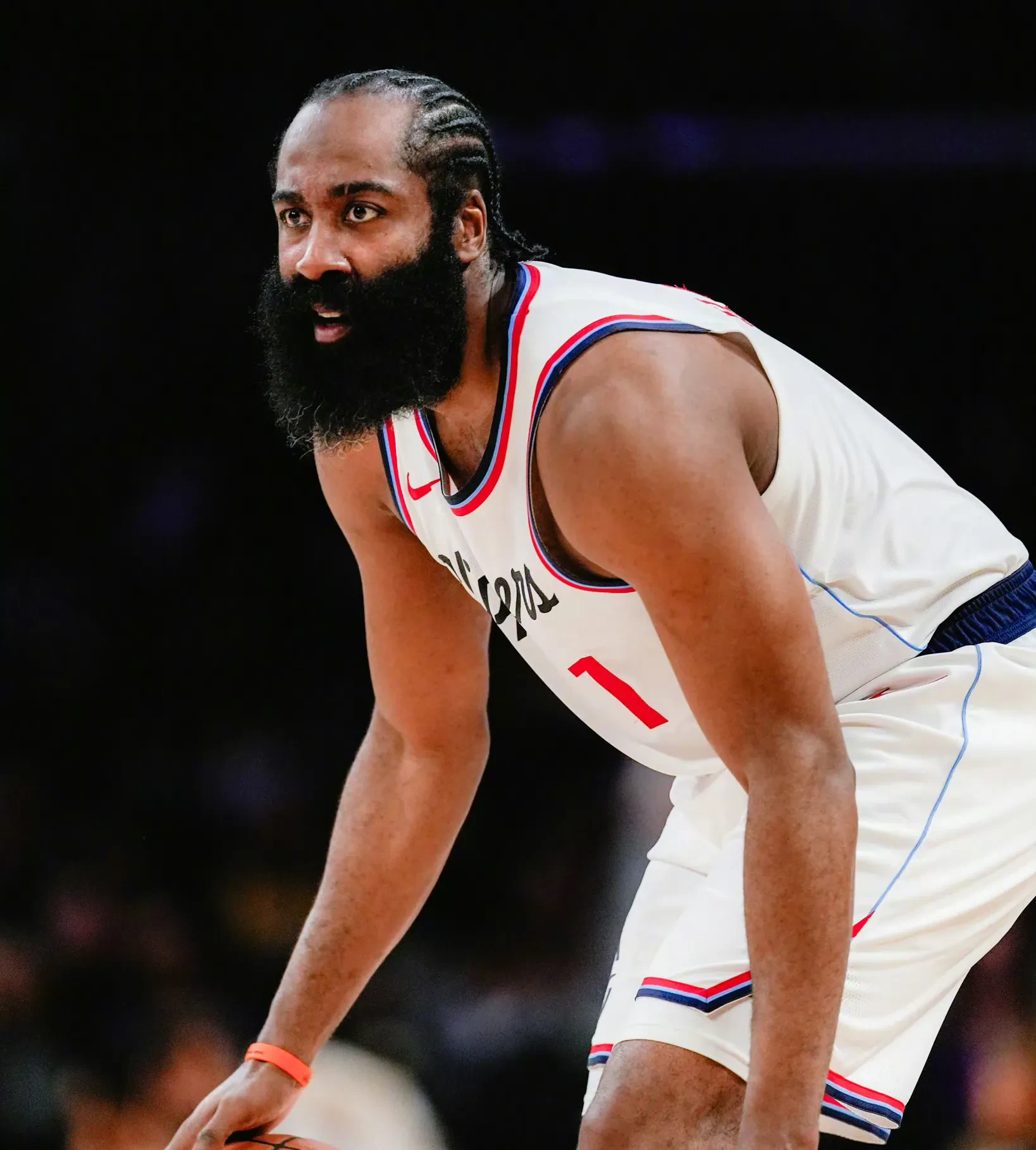 kaiyun网站-巴塞罗那观众热烈欢呼！，哈登迎来十赛季出色发挥引发球迷热议(巴塞罗那球迷横幅)