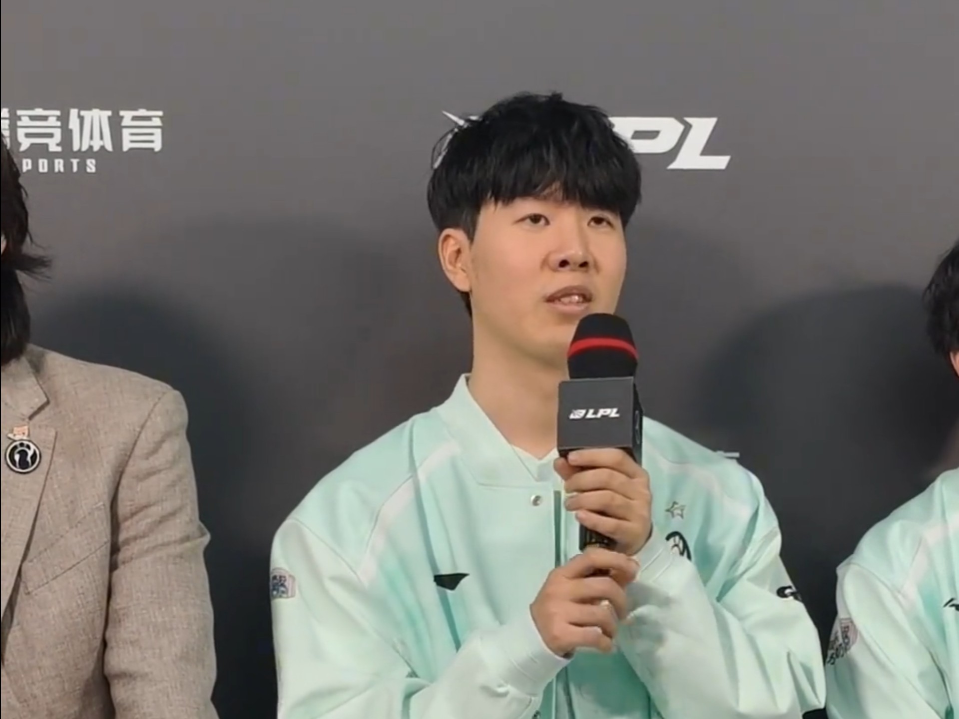 TheShy在G2比赛中大比分获胜，爆冷引发热议！观众掌声雷动(theshy在哪个战队2025)