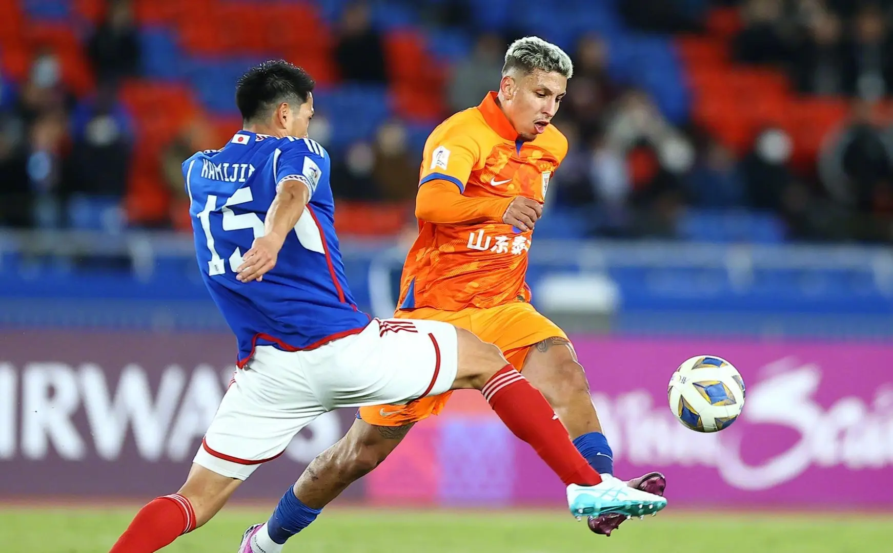 Kaiyun APP-山东泰山迎荷甲关键赛，清晨官宣签约，底气十足，身体对抗强度拉满(蒿俊闵回山东泰山了)