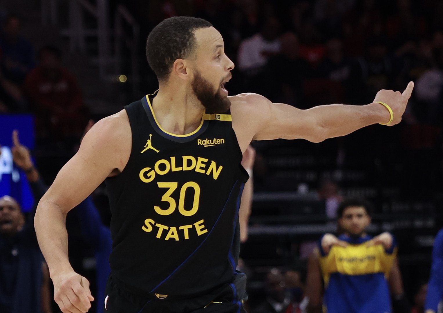 包含NBA总决赛倒计时，密尔沃基雄鹿今晚远射贴柱，细节引发关注，底气十足，球队文化再被提及的词条